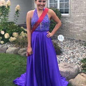 I’m selling a 2018 Sherri Hill Dress!